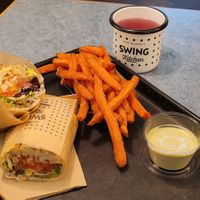 Swiss Wrap mit Röschti und Sweet Fries mit Basilikum/Zitronen-Dip at Swing Kitchen - Laupenstraße in Bern