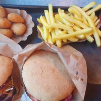 Chili Cheese Bites, Fries and Burgers at Swing Kitchen - Laupenstraße in Bern