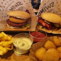 Veganuary Burger (Mac'n'Burger), Bacon Burger and fries + Chili cheese bites at Swing Kitchen - Laupenstraße in Bern