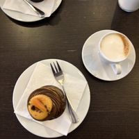 Cupcake sacher (mi hanno detto vegan) e caffè macchiato con latte di soia   at Tauer in Turin