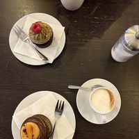Cupcake sacher con caffe con latte di soia   at Tauer in Turin