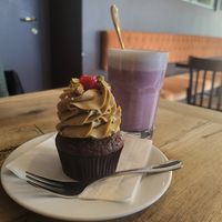 Cupcake "The best" and a cute purple Drink that i don't remember the name of :) at Tauer in Turin