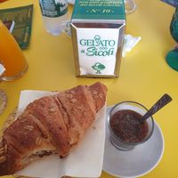 In una cittadina come Amantea dove la realtà Vegan è  lontana anni luce c'è la gelateria Sicoli che fa la differenza....cornetto vegan e caffè freddo il TOP..voto 10 per un cor at Gelateria Sicoli in Amantea