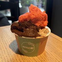 Fragola, cioccolato fondente con monorigine
Ecuador and crumbles pralinato alla mandorla  at Gelateria La Romana in Parma