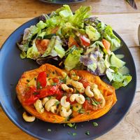 Süßkartoffel mit Datteltomaten, Cashews und Salatbeilage at fruchttick in Stuttgart