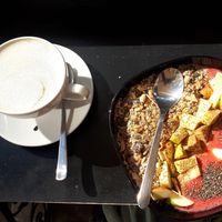Chai latte and smoothie bowl with granola (combination) at Drukarnia in Gdansk