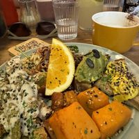 Vegane Auswahl und Cappuccino mit Hafermilch  at Personne n'est parfait in Bordeaux