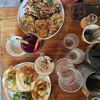 plats : cheesy pancakes et avocado toast ; boissons : bissap et smoothie creamy avocat banane at Personne n'est parfait in Bordeaux