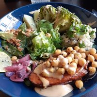 Patate douce garnie et salade at Monkey Mood in Bordeaux