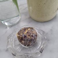 Raw lemon ball and smoothie at Ak Press  in Linkoping