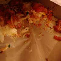 Fogazza pizza leftovers thrown inside the box after I requested to add tomato sauce at Pizzería Güerrín in Buenos Aires