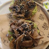 Tostas sin gluten de aguacate con champiñones #Veganuary at Rawcoco - General Pardinas in Madrid