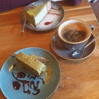 Vorne veganer Pistazienkuchen at Tomo Cafè in Dusseldorf