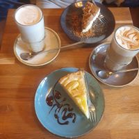 Vorne veganer Apfelkuchen at Tomo Cafè in Dusseldorf