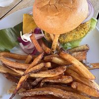 Soll der beste Burger sein  at Barefoot Beach Cafe in Honolulu