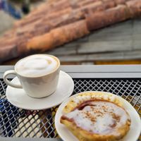 Cinammon roll and cappuchino at Coco Bowl in Salento
