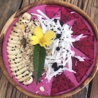 The dragonfruit/banana smoothiebowl at Hakuna Matata in 