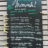 Speisenkarte mit gekennzeichneten veganen Gerichten  at Bärenwald Müritz in Stuer