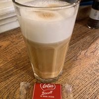 Latte with oat milk and a vegan cookie  at Ellis Gourmet Burger in Breda