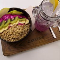 Pittaya bowl with catlove Lemonade. Delicious at Catlove Coffee in Gijon