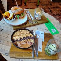 Vegan options bowl and bagel at Catlove Coffee in Gijon