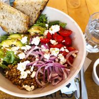 Ensalada vegana con lentejas y "queso" feta at Catlove Coffee in Gijon
