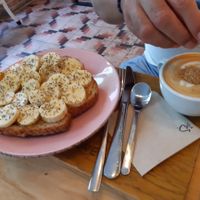 banana+peanut butter toast at Catlove Coffee in Gijon
