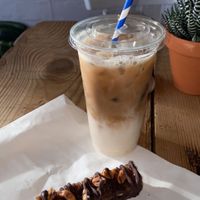 Vegan ijskoffie met karamel siroop en een vegan snickers 😍 at Stek in Leeuwarden