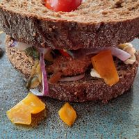 Linzenburger op bruin brood at Stek in Leeuwarden