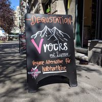 Plantcheese from V-rocks for tasting. They do all the time different tastings. Check it out! 👌🏾 at Devi Deli göttlich vegan in Zurich