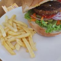 Hamburguer vegan Super grande e saboroso. at Paso a Nivel in O Porrino