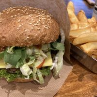 Mongoleiburger mit Pommes at Vegan Burger in Dornbirn