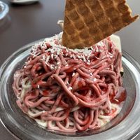 Spaghettieis: Tonka & Nougat-Kirsch 🍨  at Eisdiele Frohnatur in Kassel