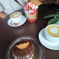 Dagel mit Weißem-Kaffee-Eis und Cappucino at Eisdiele Frohnatur in Kassel