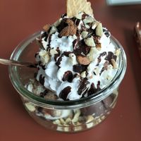 Nussbecher mit Schokoladen, Kokos- Straciatella und Haselnuss-Zimt-Eis at Eisdiele Frohnatur in Kassel