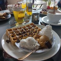 I had a chocolate waffle with Straciatella and walnut-fig ice cream and a chain tea at Eisdiele Frohnatur in Kassel
