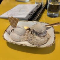 Tonka links, Haselnuss-Stracciatella rechts  at Eisdiele Frohnatur in Kassel