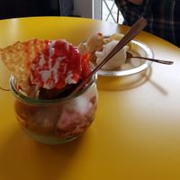 Erdbeerbecher(vegan) und 3 Kugeln at Eisdiele Frohnatur in Kassel