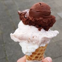 Schoko, Joghurt und Weiße Schokolade mit Himbeer to go in veganer Waffel at Eisdiele Frohnatur in Kassel