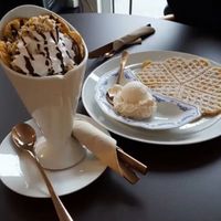 Veganer Knusperwaffel-Becher und Waffel (nicht vegan) at Eisdiele Frohnatur in Kassel