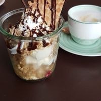 "Knusperbecher" and a latte with oat milk at Eisdiele Frohnatur in Kassel