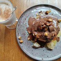 Pancake façon snickers avec sauce chocolat et chai latte (végé) at Madame Julia in Strasbourg
