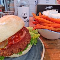 Veggieburger mit Süßkartoffelpommes und veganer Mayonnaise at Blauths in Cuxhaven