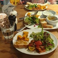 Try & Share (zum Nachordern): Salat mit Granatapfel, Tomaten, Brot mit Mango-Ingwer-Chutney, Süßkartoffeln mit Koriander at Das Kubatzki in Sankt Peter-ording