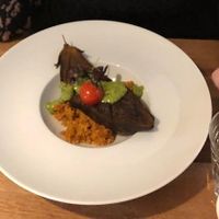 Tonatenbulgur mit einer halben gegrillten Aubergine und Chimicurri-Sauce at Das Kubatzki in Sankt Peter-ording