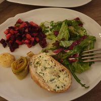 Try & Share (zum Nachordern): Salat mit Tomaten, Brot, Kräutermargarine, Rote-Beete-Apfel und Lauch in Senfsauce at Das Kubatzki in Sankt Peter-ording