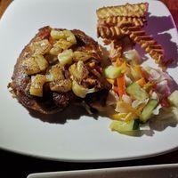 Burger at Jardin del Arte Sano in Vinales