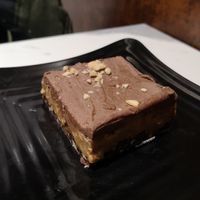 Snickers caramel raw cake at Copper Branch - Nieuwstraat in Brussels