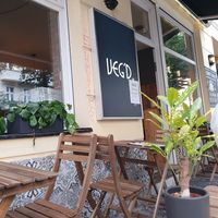 Outside at VEG'D - Vegan Burgers - F-Hain in Berlin