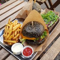 2 Beyond Deluxe mit cole slaw und Pommes at VEG'D - Vegan Burgers - F-Hain in Berlin